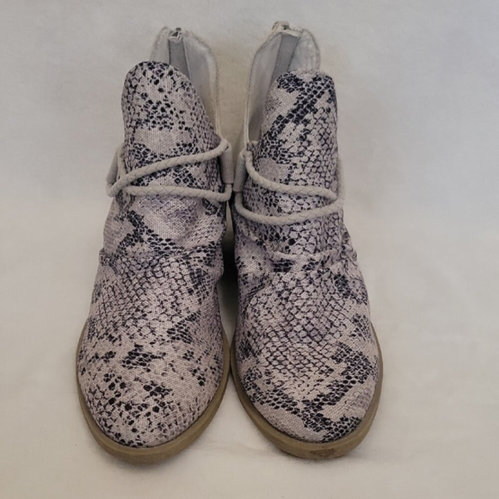 Very G Textured Beige Black Ankle Boots Size 9